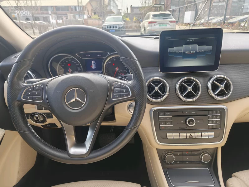 Mercedes-Benz GLA Class 2017 car image #17