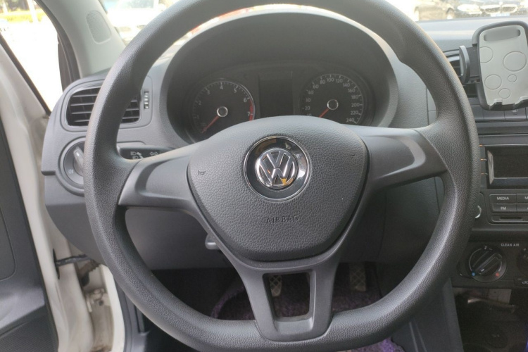 Volkswagen Polo 2017 car image #11
