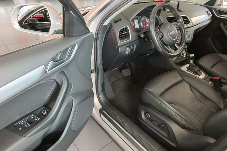 Audi Q3 2015 car image #16