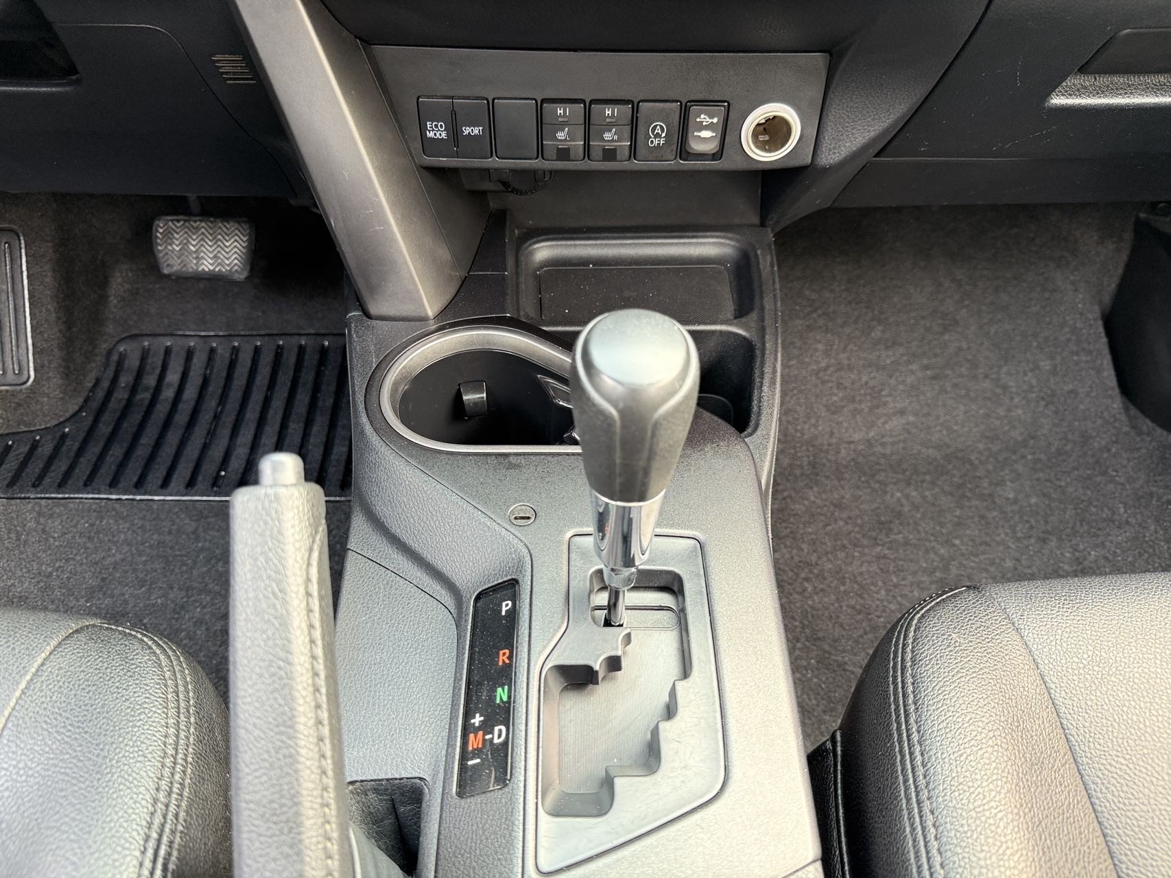 Toyota RAV4 2019 immagine di auto #8