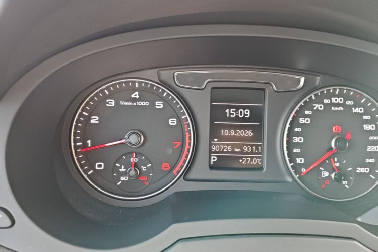 Audi Q3 2017 car image #12