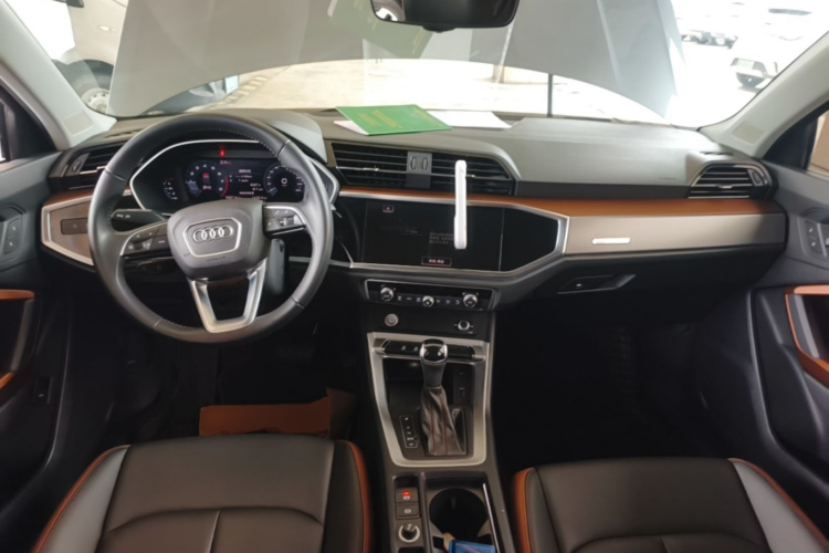 Audi Q3 2020 car image #10