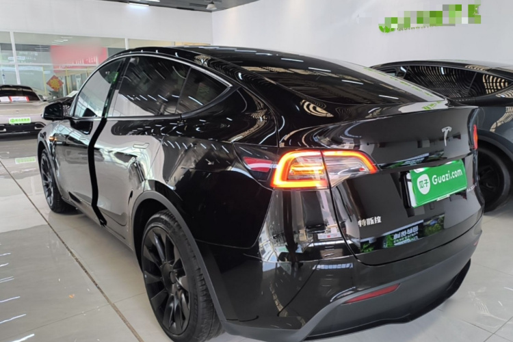 Tesla Model Y 2024 #5 Tesla Model Y 2024 car image #5