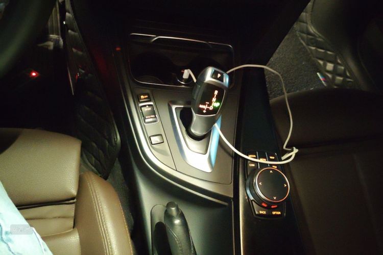BMW 3 Series 2018 car image #16
