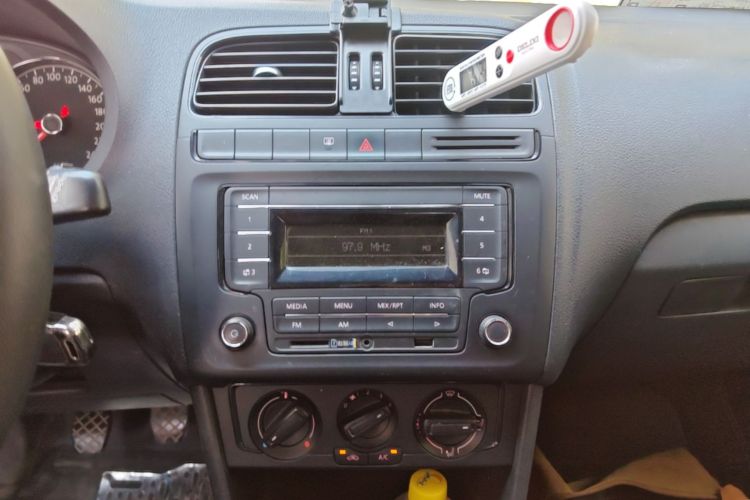Volkswagen Polo 2016 car image #13
