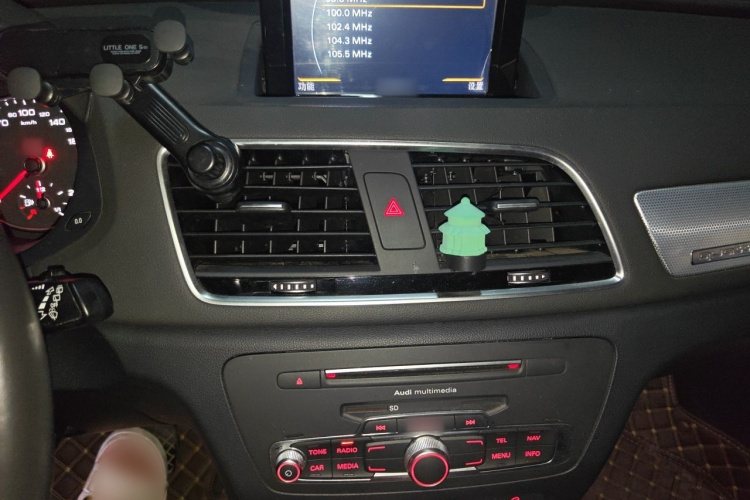 Audi Q3 2016 car image #16