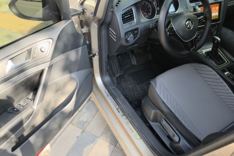 Volkswagen Golf 2017 car image #18