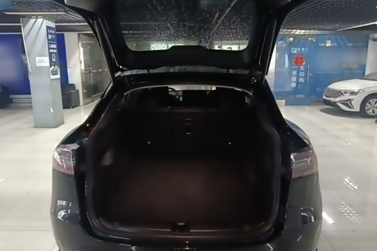 Tesla Model Y 2023 car image #19