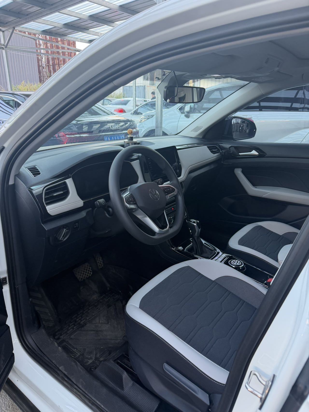 Volkswagen Tharu 2025 car image #3
