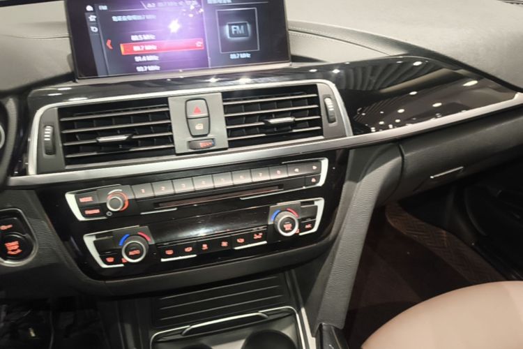 BMW 3 Series 2019 car image #17