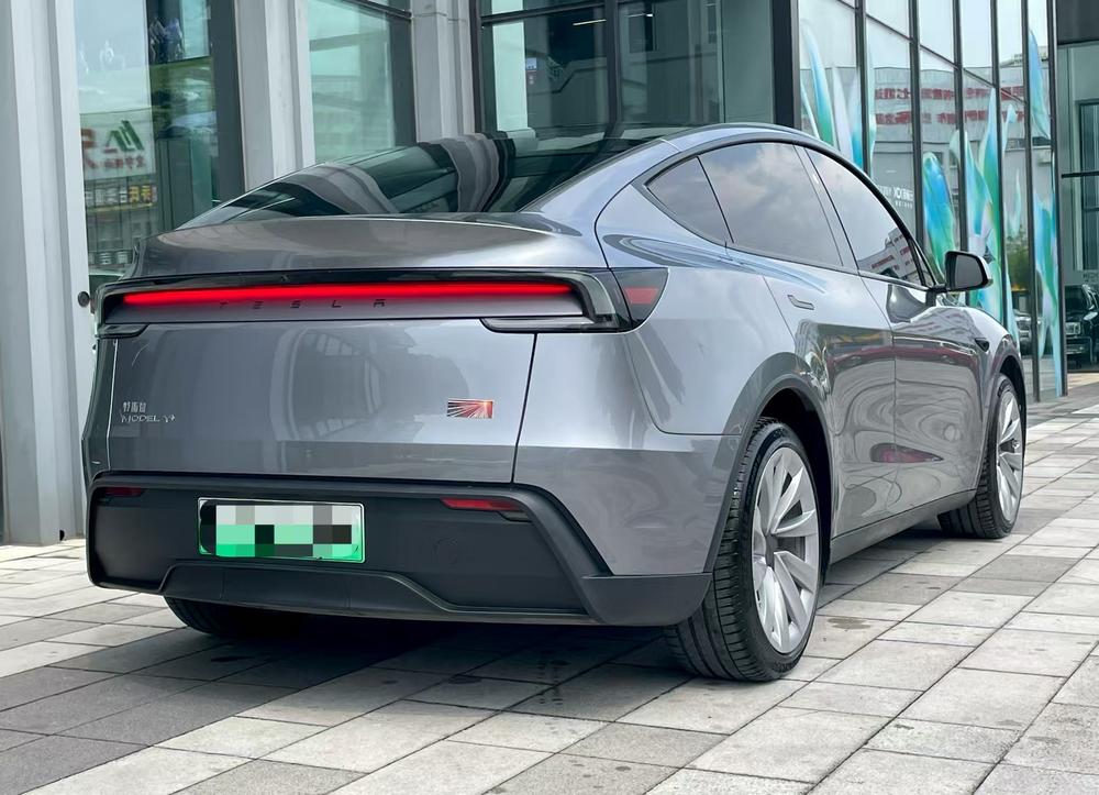Tesla Model Y 2025 #5 Tesla Model Y 2025 car image #5