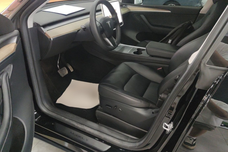 Tesla Model Y 2023 #16 Tesla Model Y 2023 car image #16