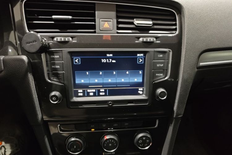 Volkswagen Golf 2017 car image #15