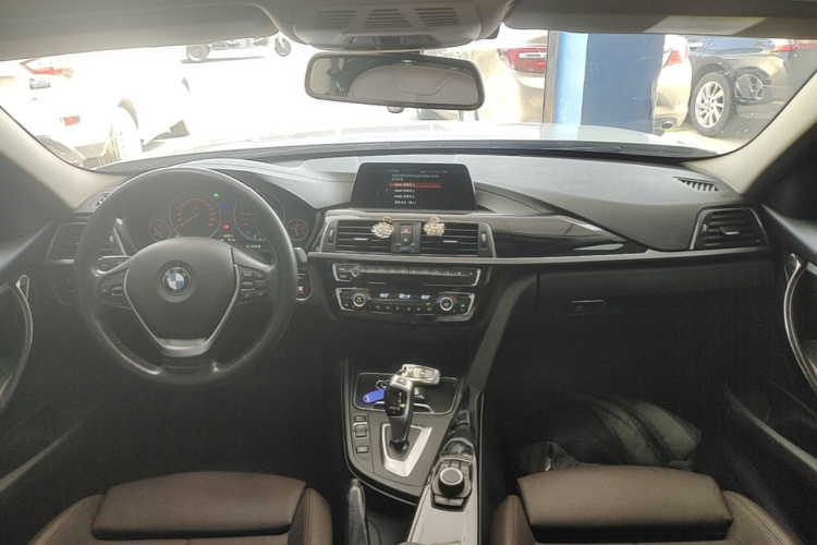 BMW 3 Series 2018 car image #10