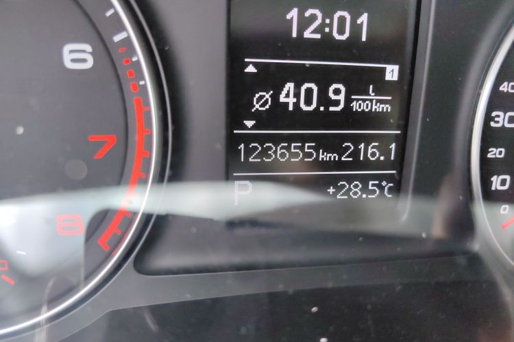 Audi Q3 2014 car image #10