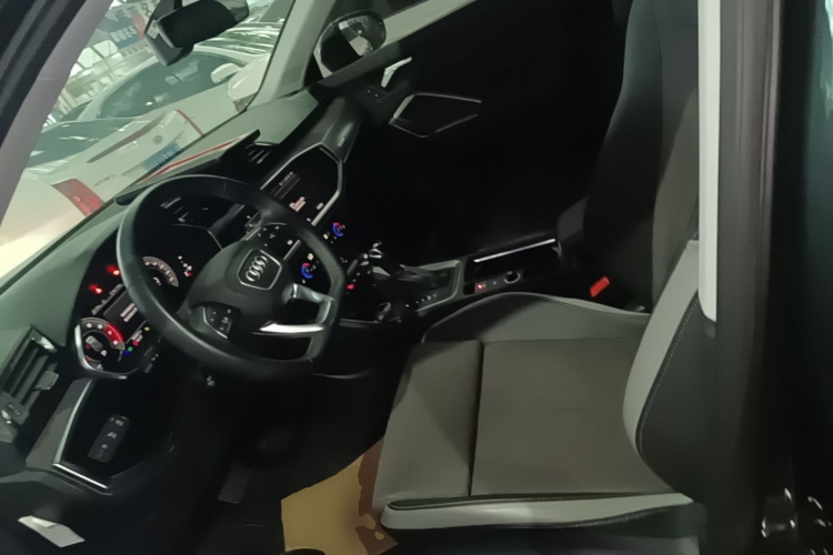 Audi Q3 2023 car image #15