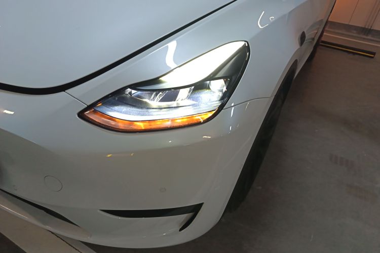 Tesla Model Y 2023 car image #21
