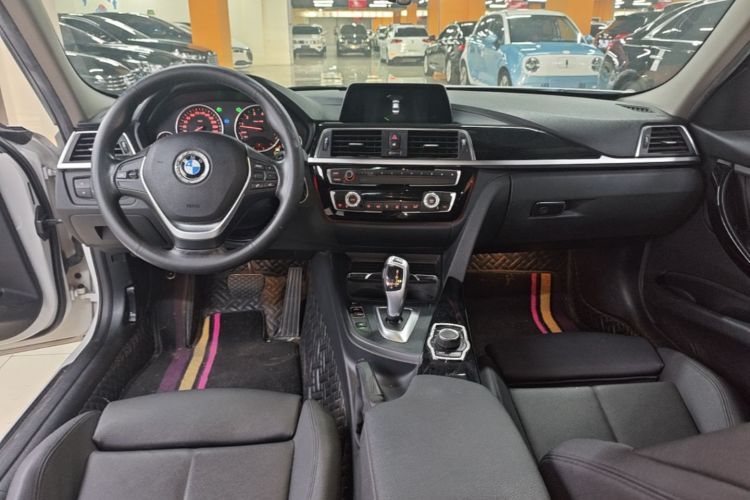 BMW 3 Series 2018 immagine di auto #10