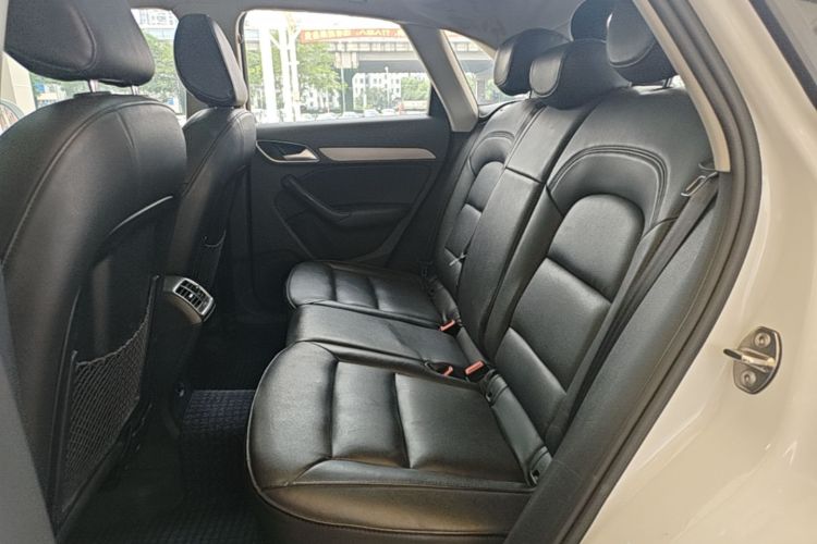 Audi Q3 2015 car image #17
