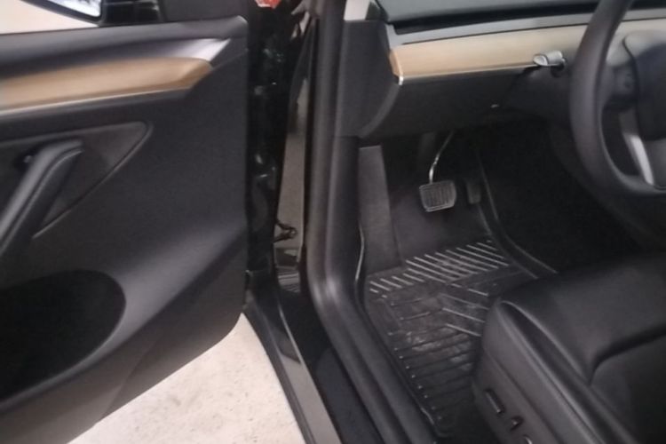 Tesla Model Y 2021 car image #16