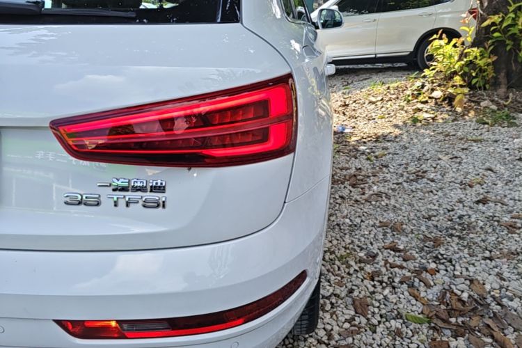 Audi Q3 2017 car image #8