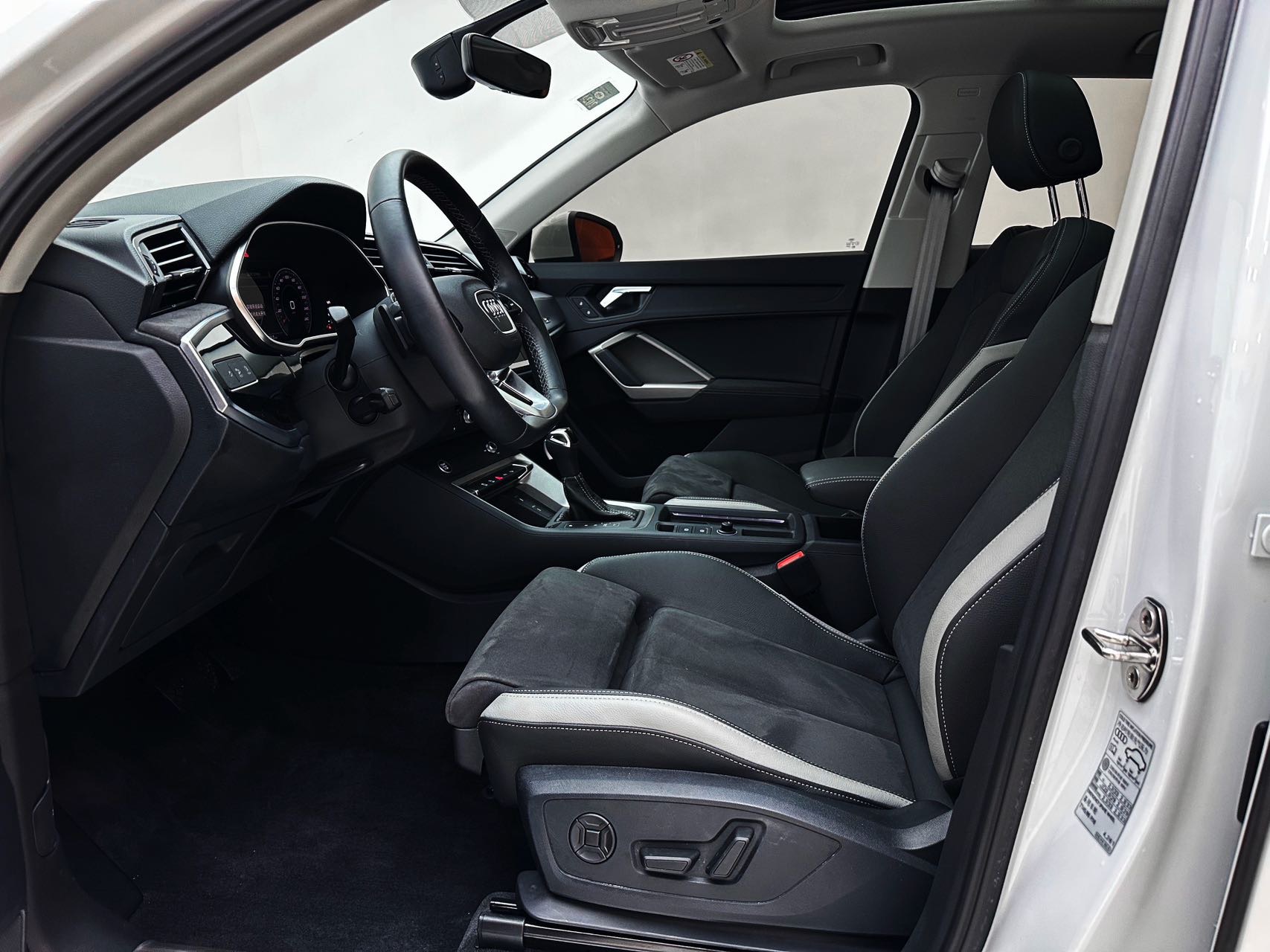 Audi Q3 2022 car image #12