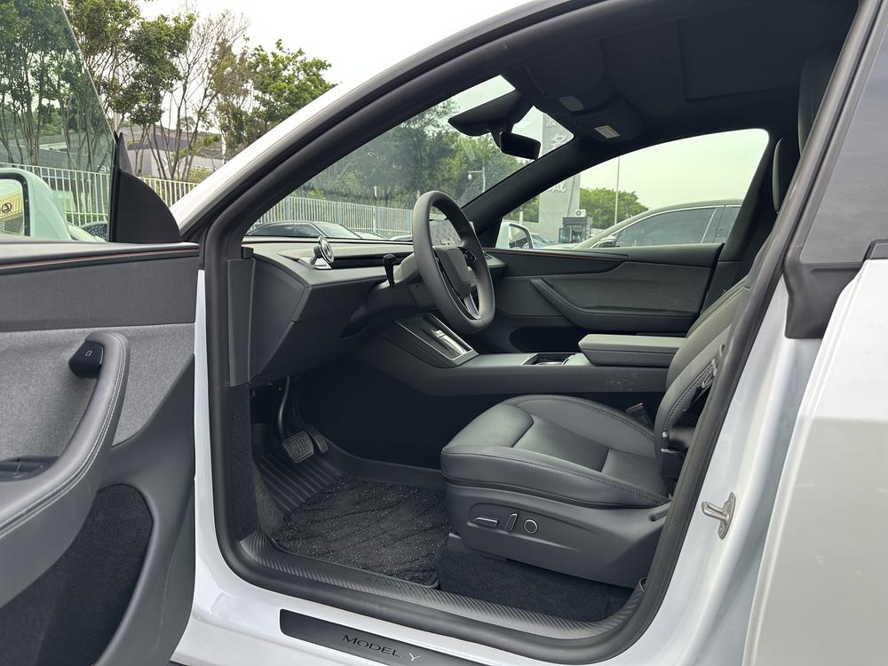 Tesla Model Y 2026 #13 Tesla Model Y 2026 car image #13