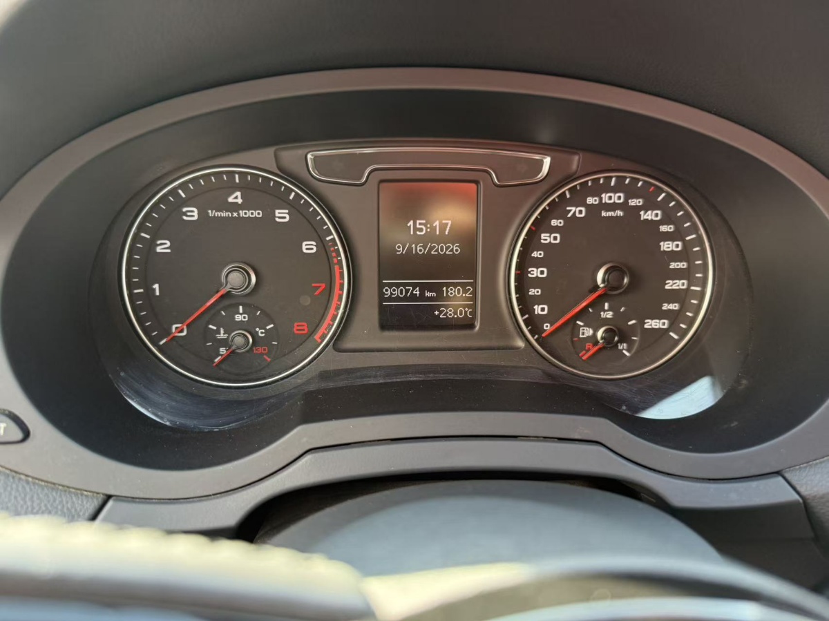 Audi Q3 2016 car image #2