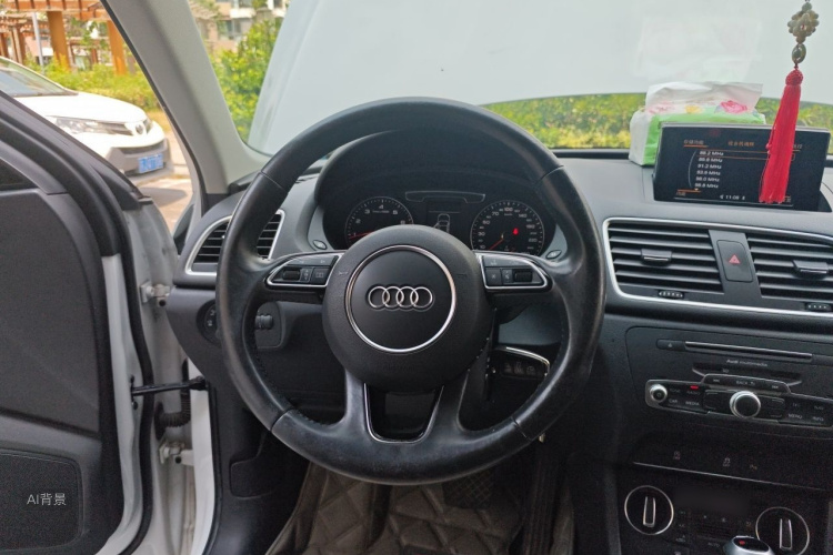 Audi Q3 2019 car image #12