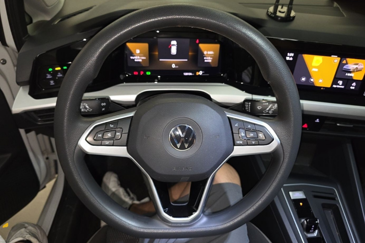 Volkswagen Golf 2023 car image #15