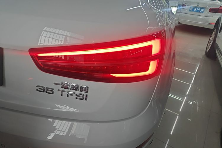Audi Q3 2019 car image #8