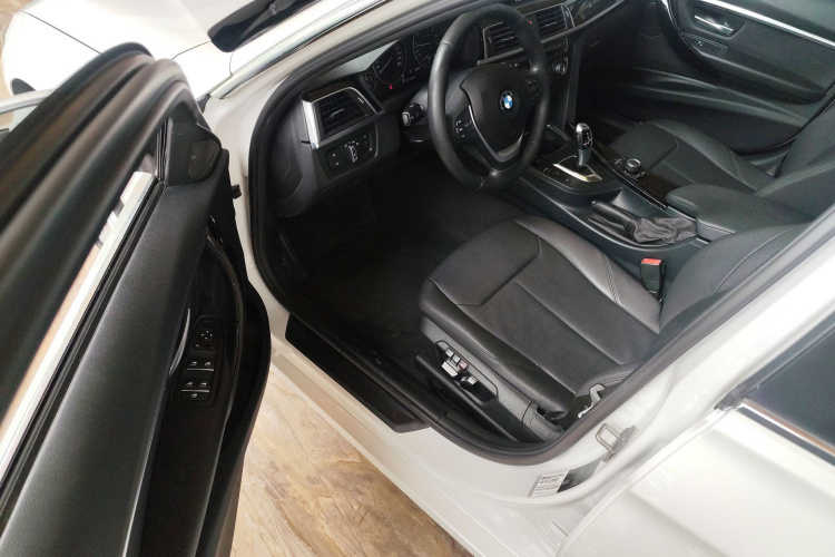 BMW 3 Series 2017 car image #16