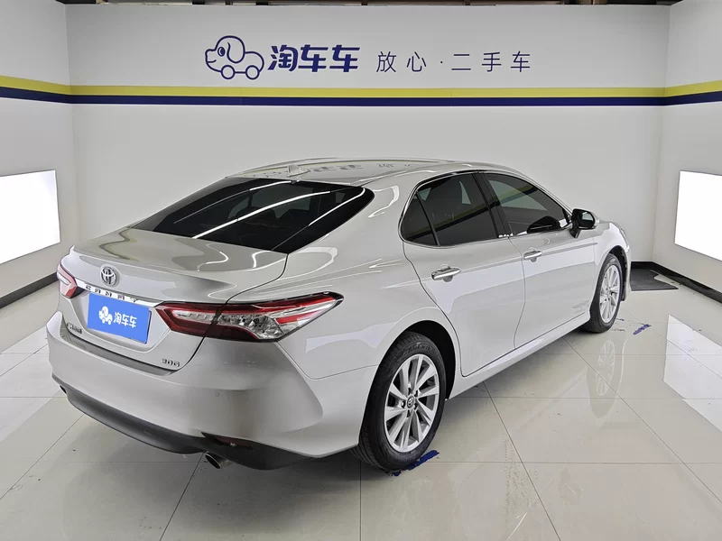 Toyota Camry 2022 car image #2