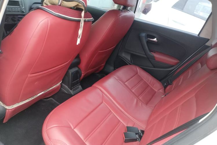 Volkswagen Polo 2015 car image #9