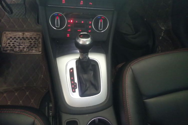 Audi Q3 2017 car image #14