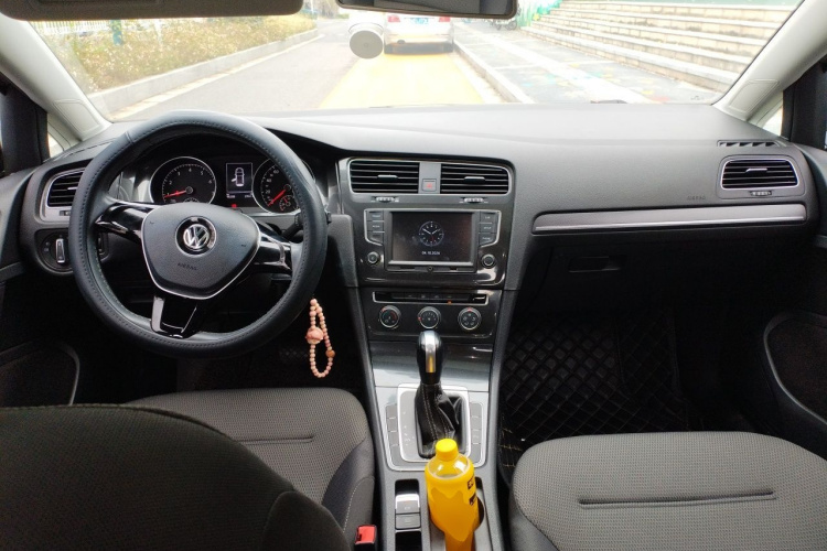 Volkswagen Golf 2017 car image #7