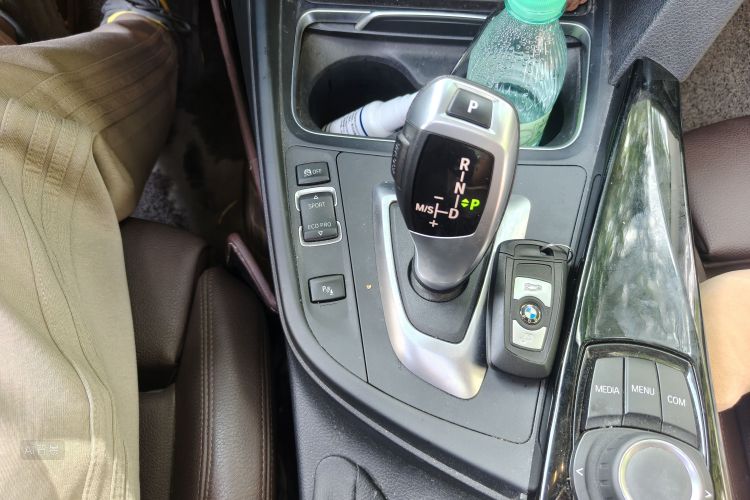 BMW 3 Series 2018 car image #16