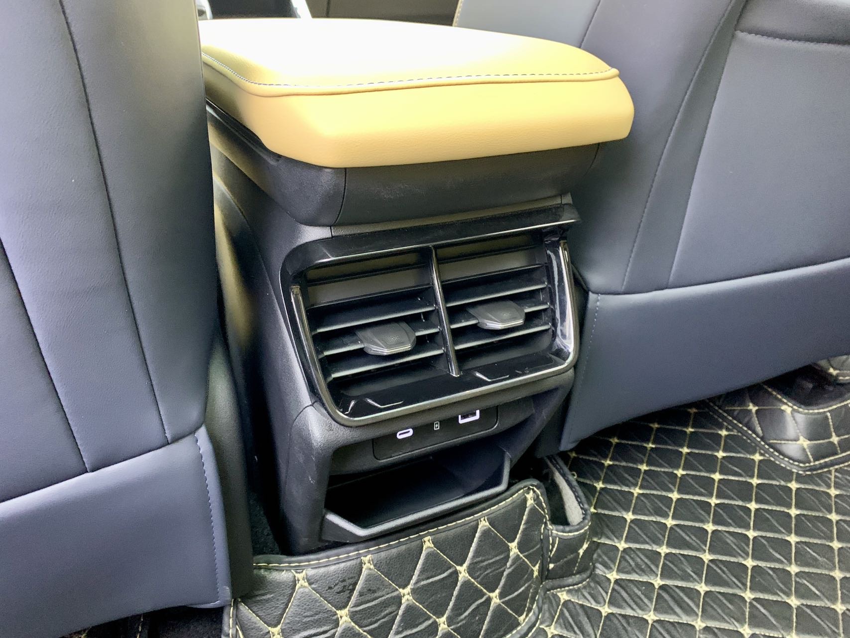 GEELY Boyue L 2023 car image #15