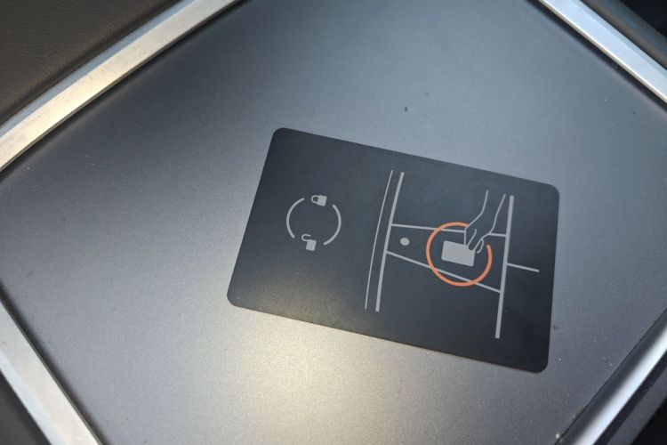 Tesla Model Y 2021 car image #11