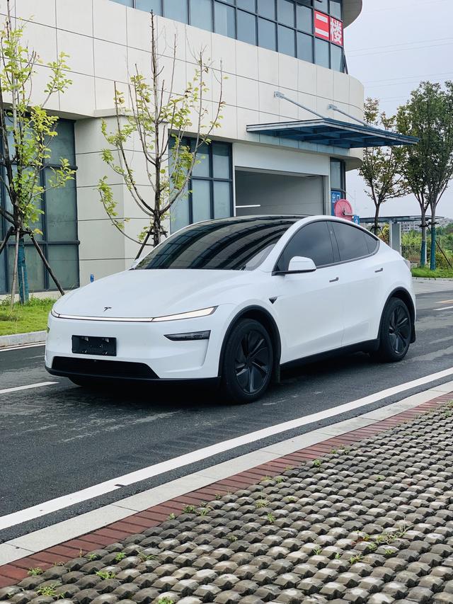 Tesla Model Y 2026 #18 Tesla Model Y 2026 car image #18