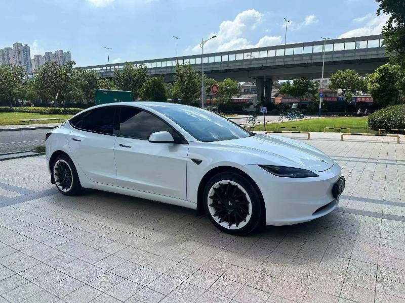 Tesla Model 3 2024 car image #2