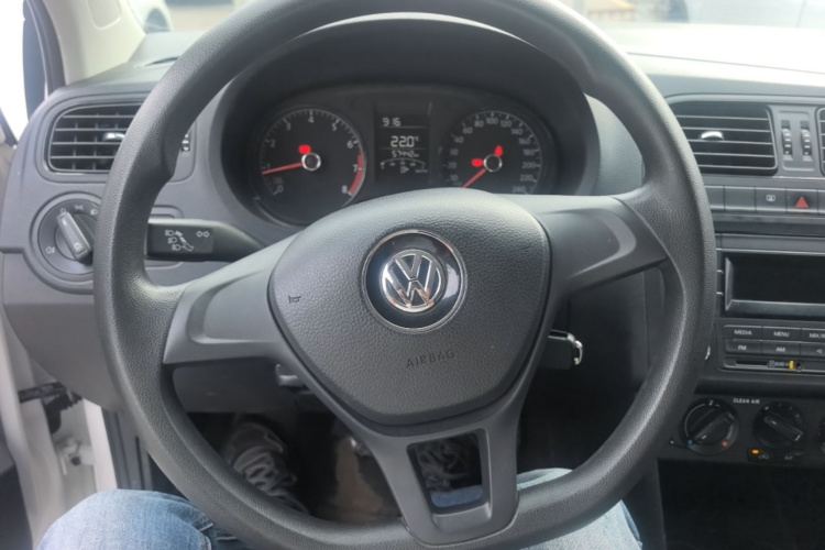 Volkswagen Polo 2016 car image #11