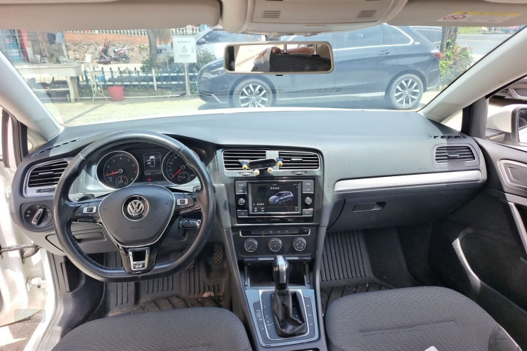 Volkswagen Golf 2018 car image #11