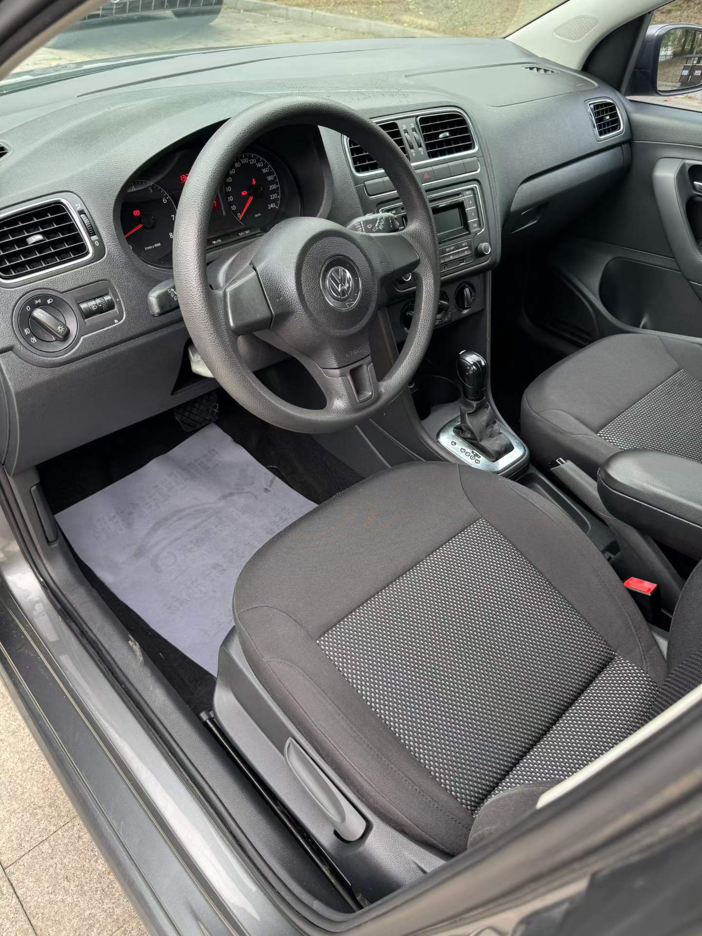 Volkswagen Polo 2014 car image #6