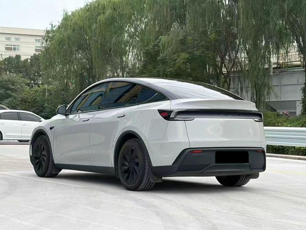 Tesla Model Y 2025 #4 Tesla Model Y 2025 صورة سيارة #4