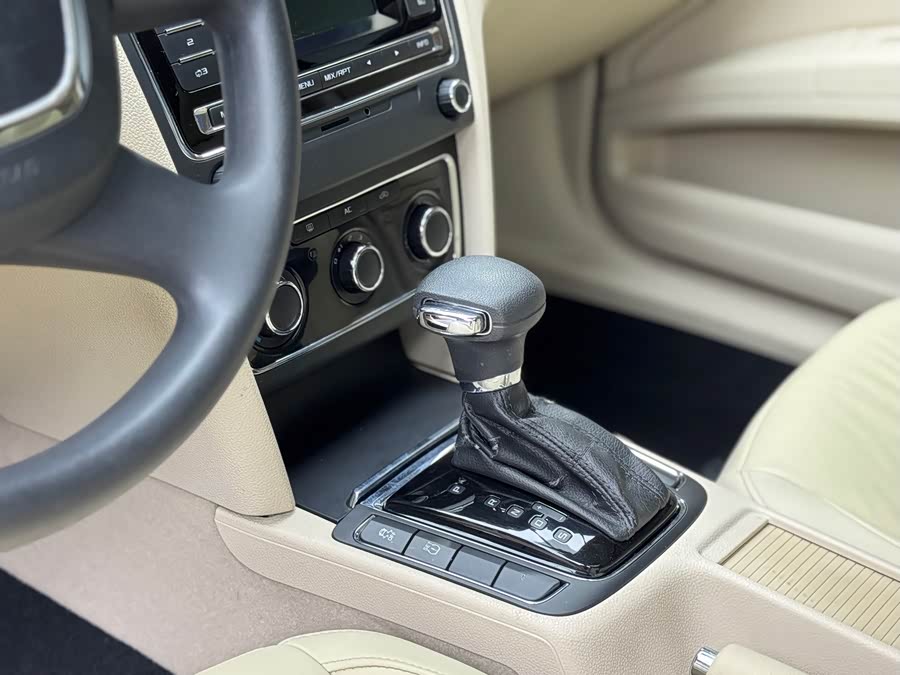 Skoda Superb 2013 car image #18