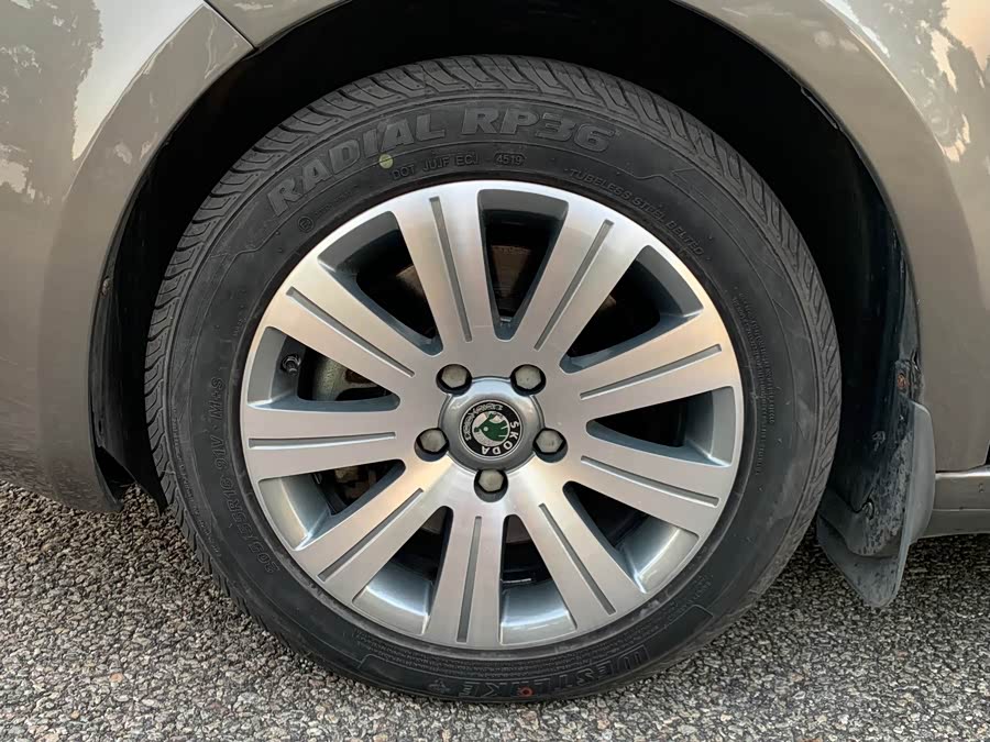 Skoda Superb 2011 صورة سيارة #18