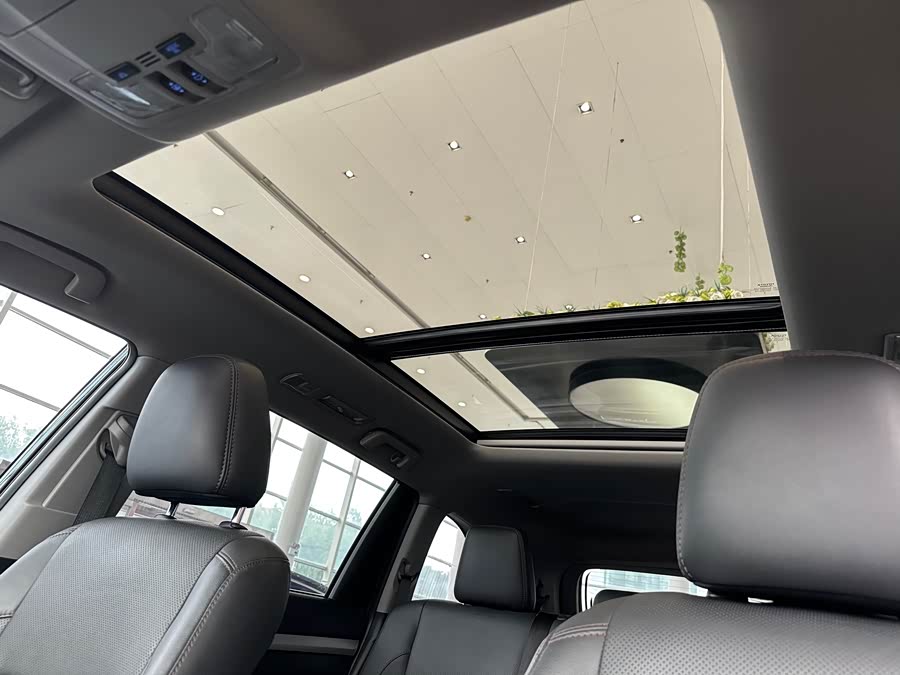 Toyota Highlander 2019 car image #18
