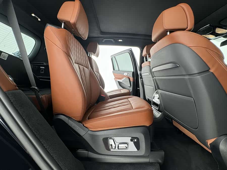 BMW X7 2020 car image #18