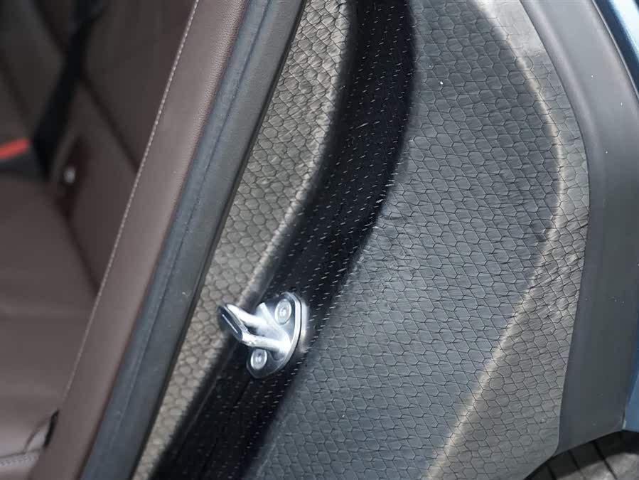 BMW iX 2023 car image #18